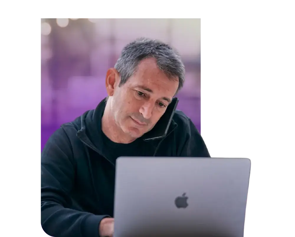 Adrian trabajando en su laptop